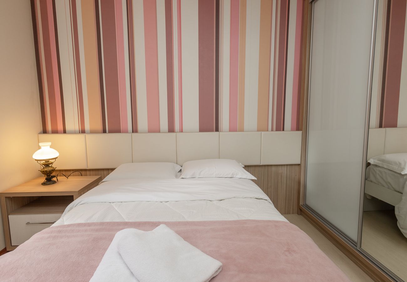 Apartamento em Gramado - Aconchegante apto 2 quartos (1 suíte) junto ao centro!