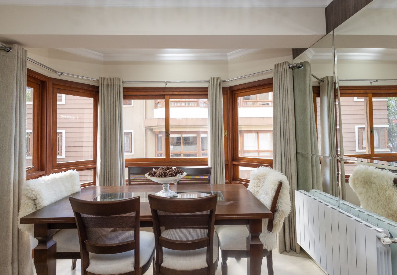 Apartamento em Gramado - Aconchegante apto 2 quartos (1 suíte) junto ao centro!