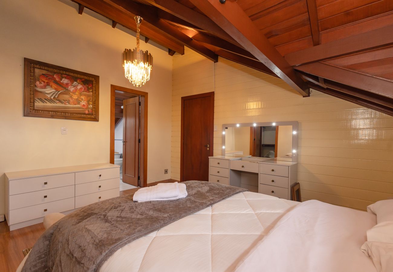 Apartamento em Gramado - Apto iluminado com 4 quartos a 700m da R Coberta!