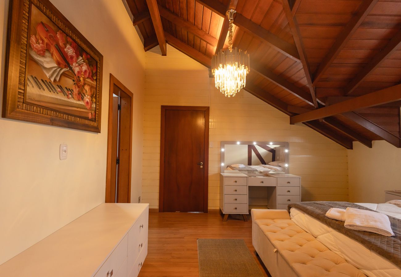 Apartamento em Gramado - Apto iluminado com 4 quartos a 700m da R Coberta!