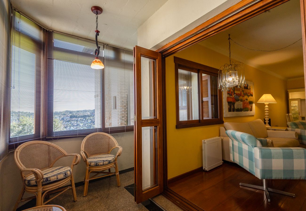 Apartamento em Gramado - 1D aconchegante com vista para o vale, 1,5km da R Coberta