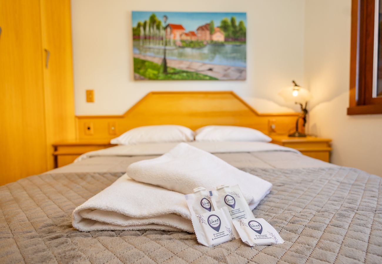 Apartamento em Gramado - 1D aconchegante com vista para o vale, 1,5km da R Coberta