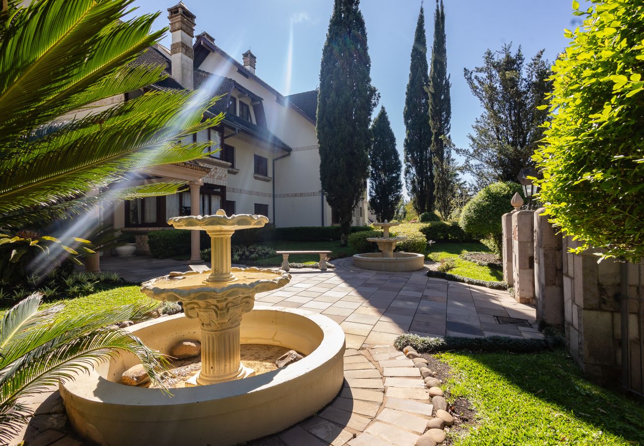 Apartamento em Gramado - 1D aconchegante com vista para o vale, 1,5km da R Coberta