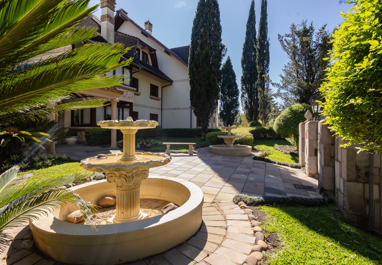 Apartamento em Gramado - 1D aconchegante com vista para o vale, 1,5km da R Coberta