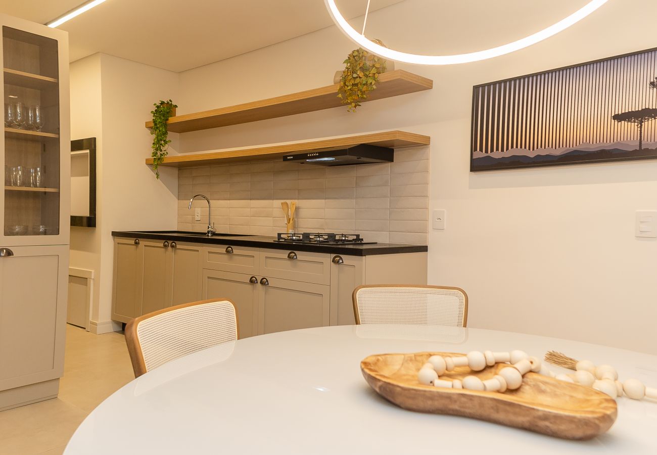 Apartamento em Gramado - NOVO! Apto moderno (2 suítes) a 600m da Rua Coberta!