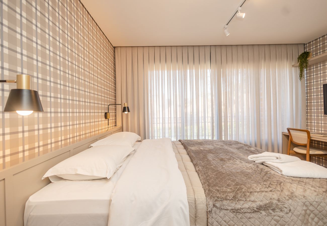 Apartamento em Gramado - NOVO! Apto moderno (2 suítes) a 600m da Rua Coberta!