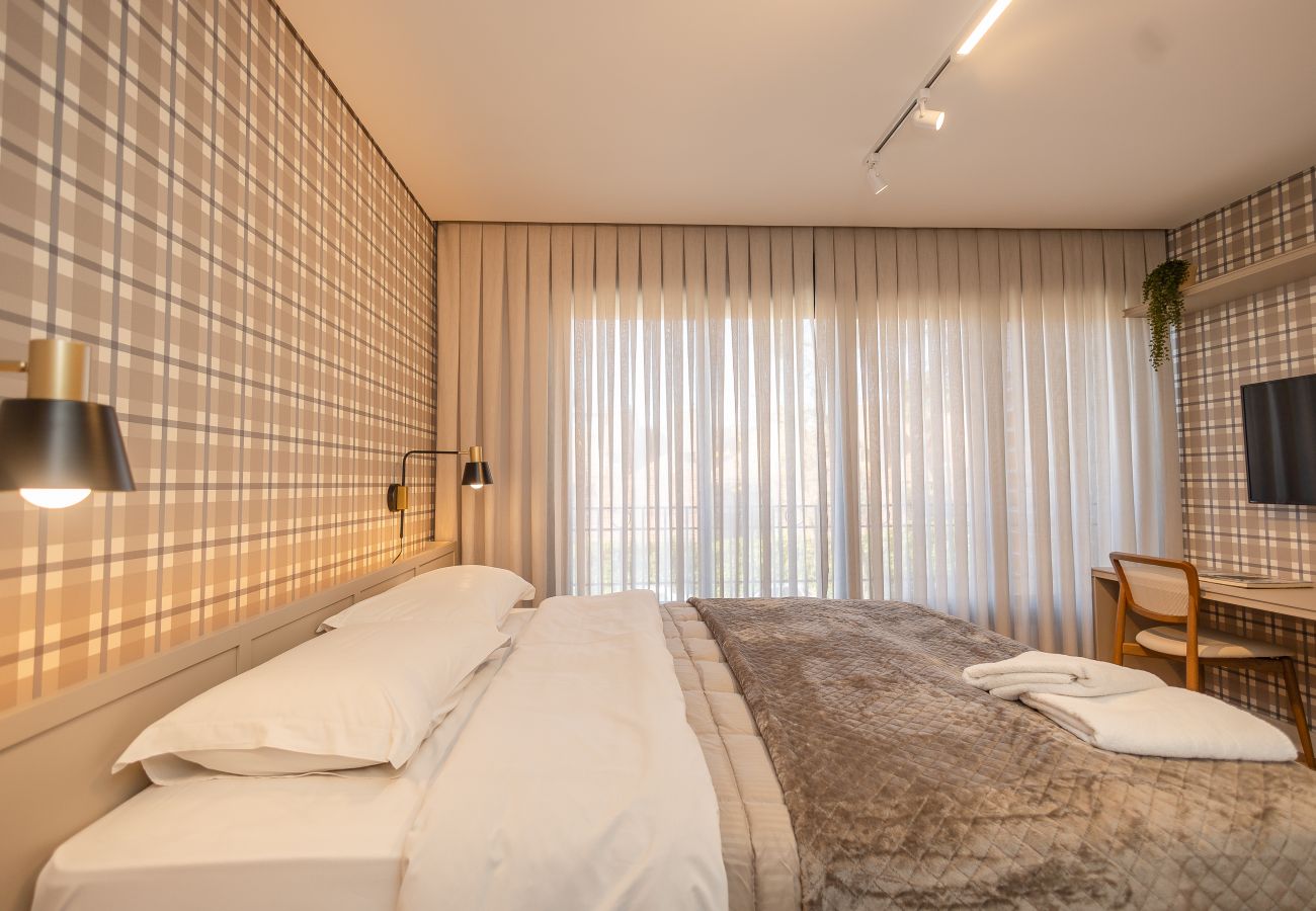 Apartamento em Gramado - NOVO! Apto moderno (2 suítes) a 600m da Rua Coberta!