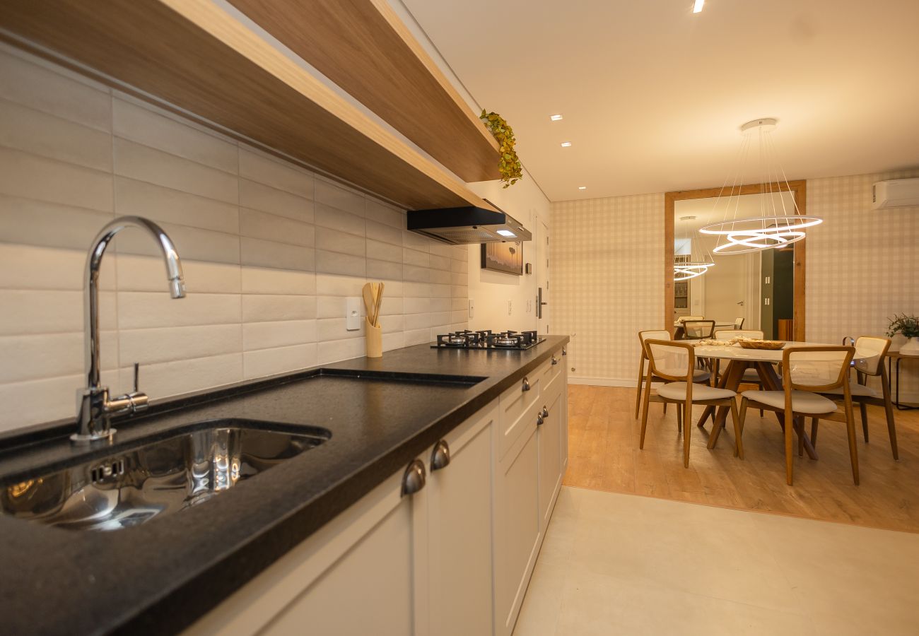 Apartamento em Gramado - NOVO! Apto moderno (2 suítes) a 600m da Rua Coberta!