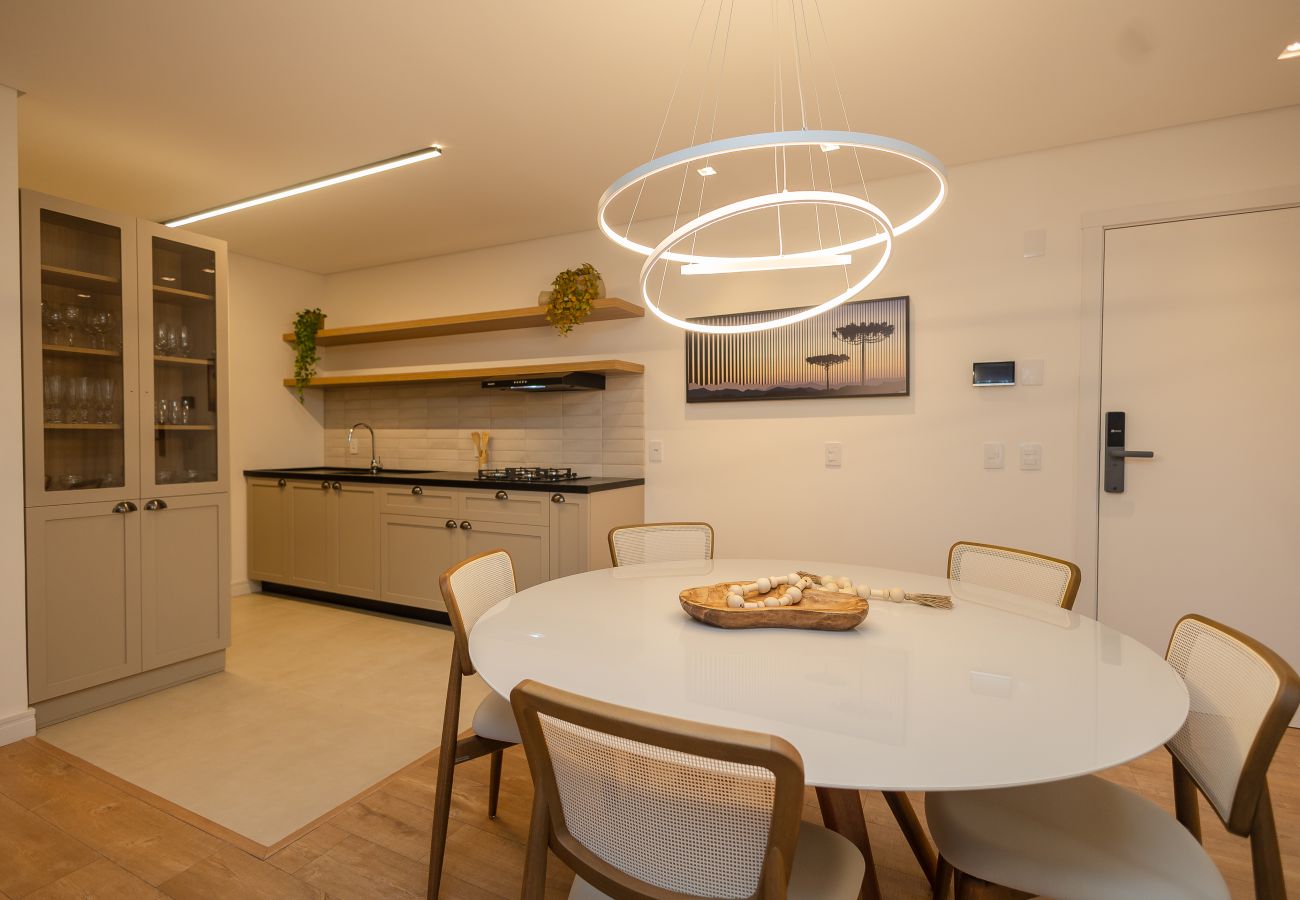 Apartamento em Gramado - NOVO! Apto moderno (2 suítes) a 600m da Rua Coberta!