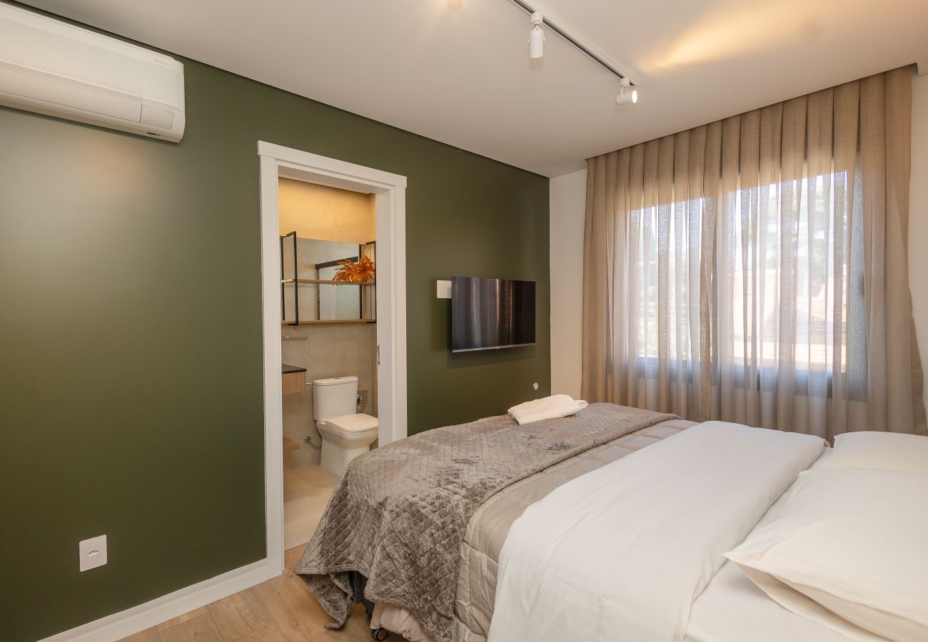 Apartamento em Gramado - NOVO! Apto moderno (2 suítes) a 600m da Rua Coberta!