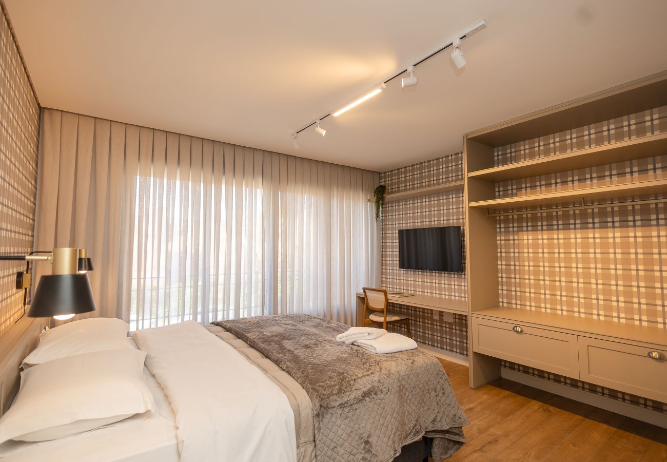 Apartamento em Gramado - NOVO! Apto moderno (2 suítes) a 600m da Rua Coberta!