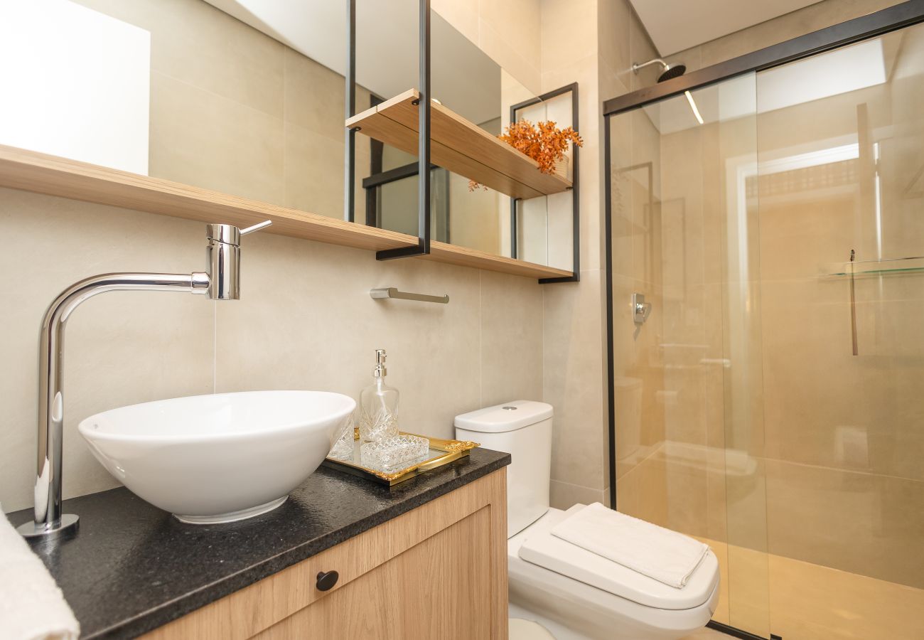 Apartamento em Gramado - NOVO! Apto moderno (2 suítes) a 600m da Rua Coberta!