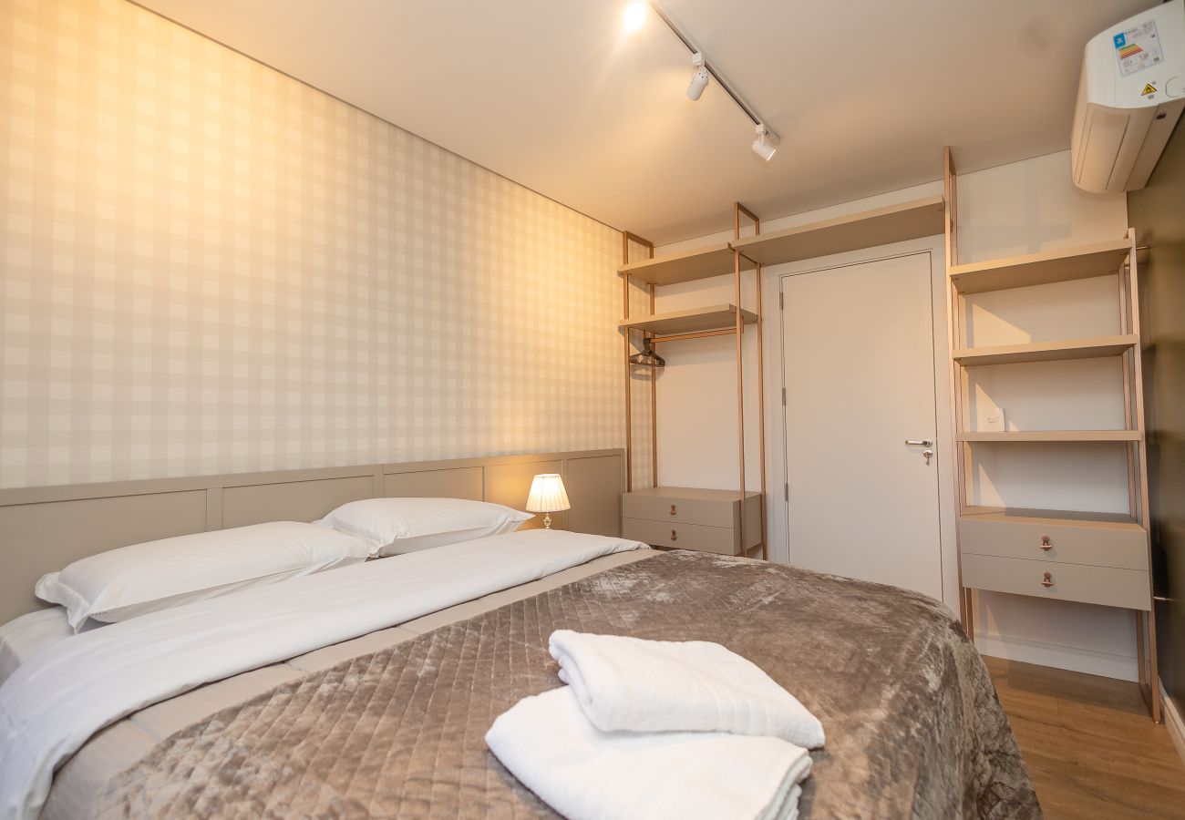 Apartamento em Gramado - NOVO! Apto moderno (2 suítes) a 600m da Rua Coberta!