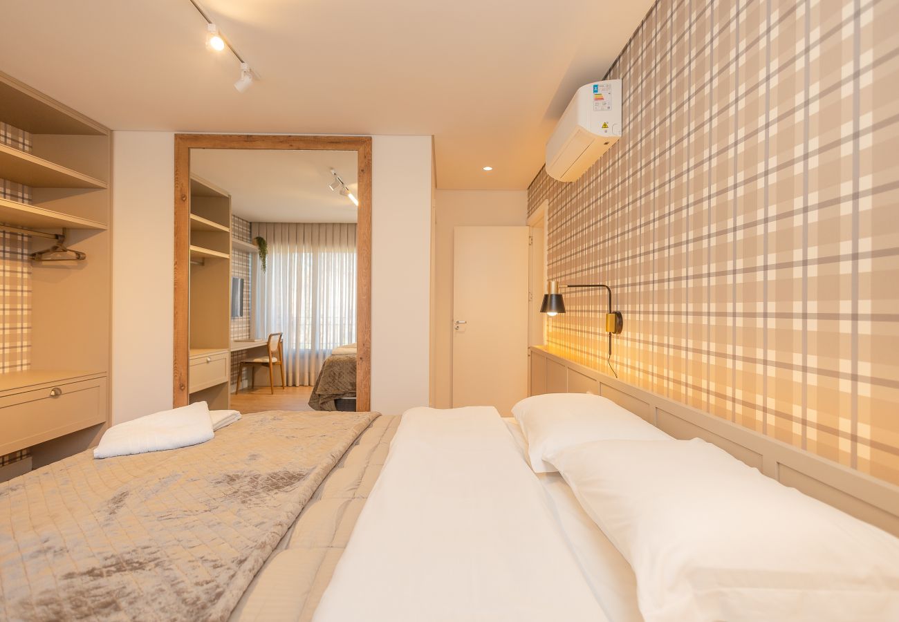 Apartamento em Gramado - NOVO! Apto moderno (2 suítes) a 600m da Rua Coberta!