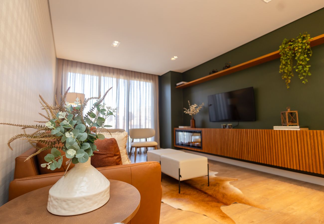 Apartamento em Gramado - NOVO! Apto moderno (2 suítes) a 600m da Rua Coberta!