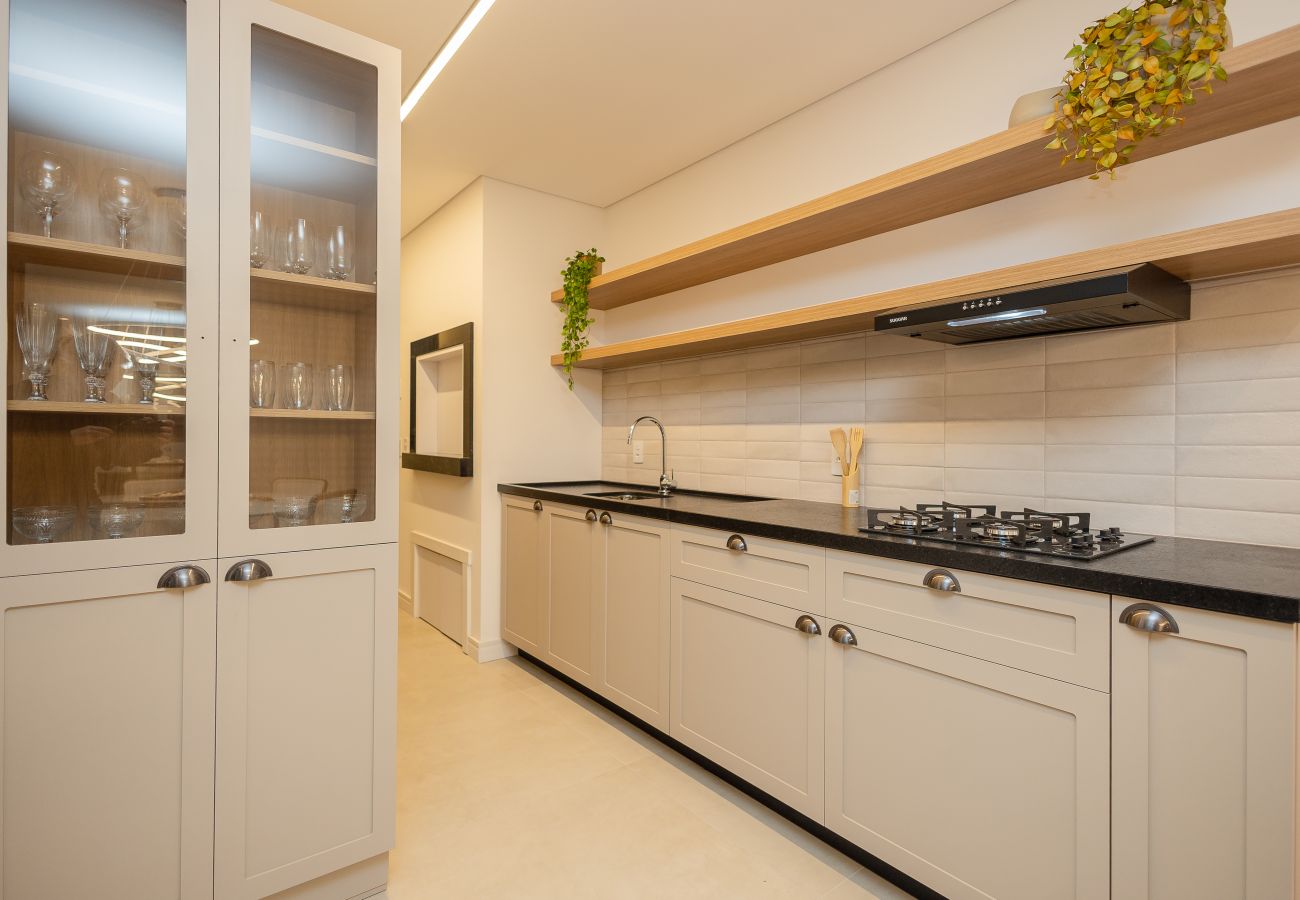 Apartamento em Gramado - NOVO! Apto moderno (2 suítes) a 600m da Rua Coberta!