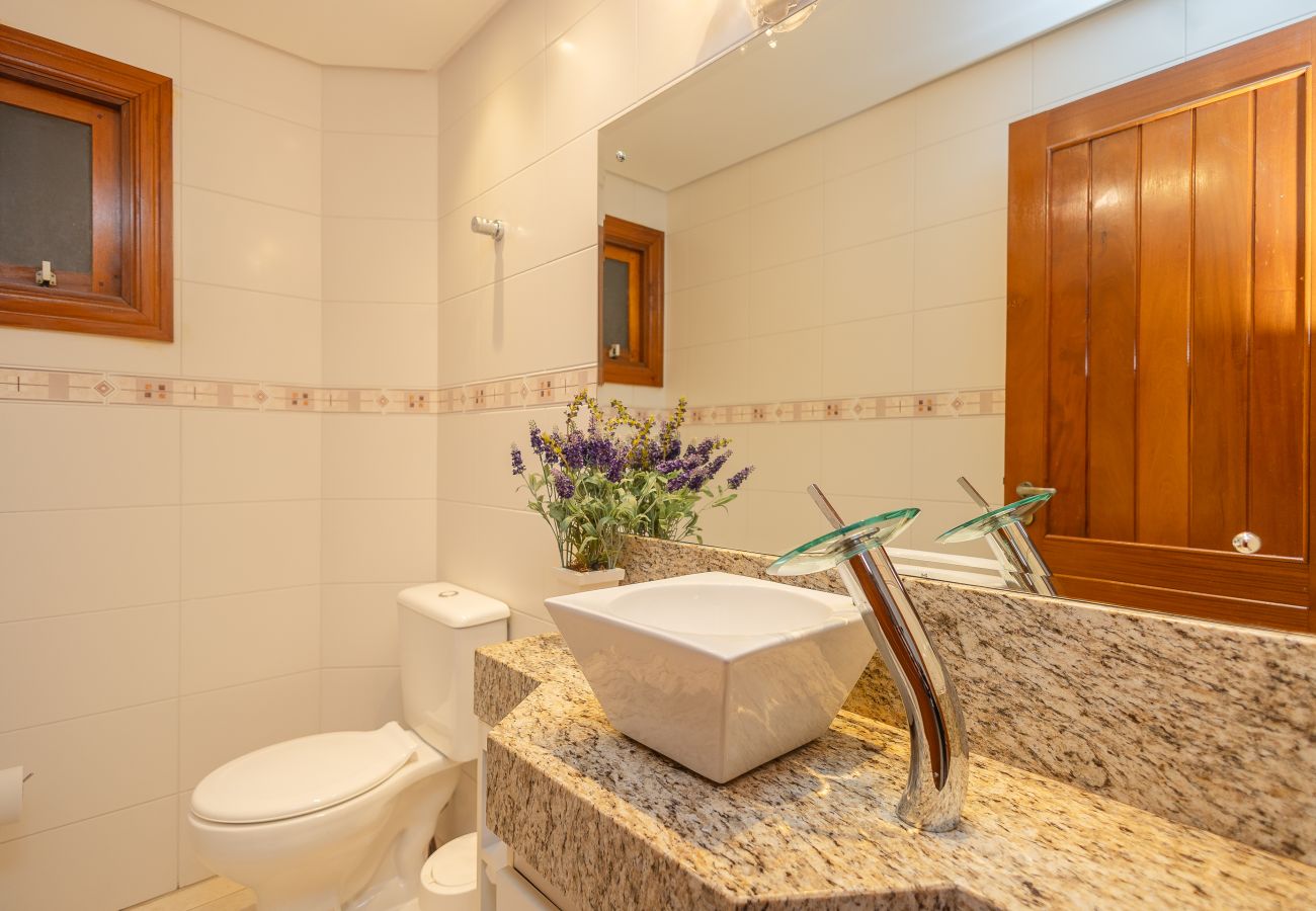 Apartamento em Gramado - Apto amplo 2D (banho social+lavabo) no coração de Gramado!