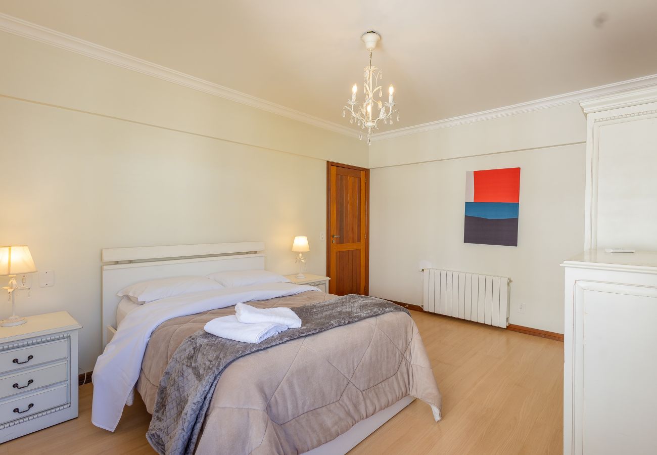 Apartamento em Gramado - Apto amplo 2D (banho social+lavabo) no coração de Gramado!