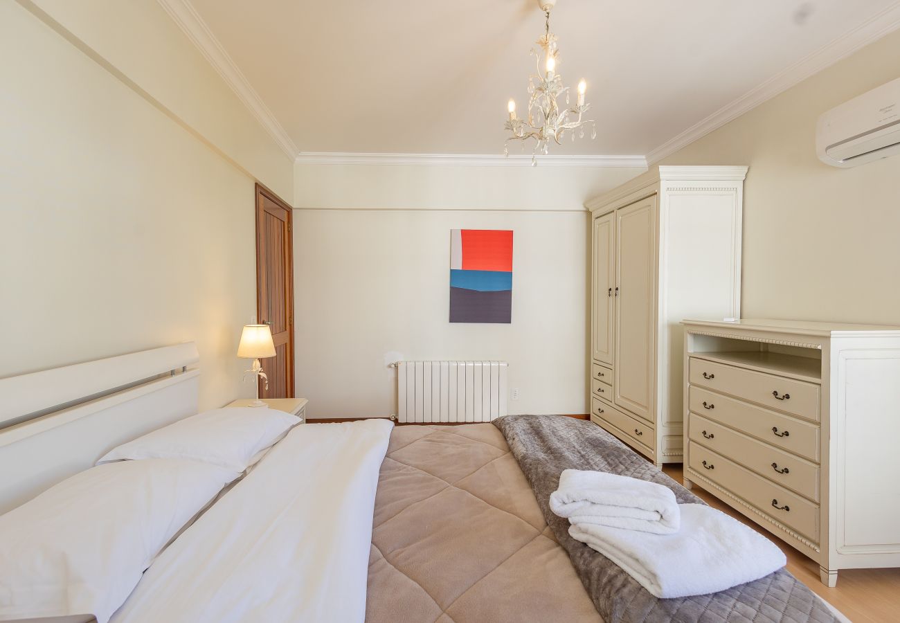 Apartamento em Gramado - Apto amplo 2D (banho social+lavabo) no coração de Gramado!