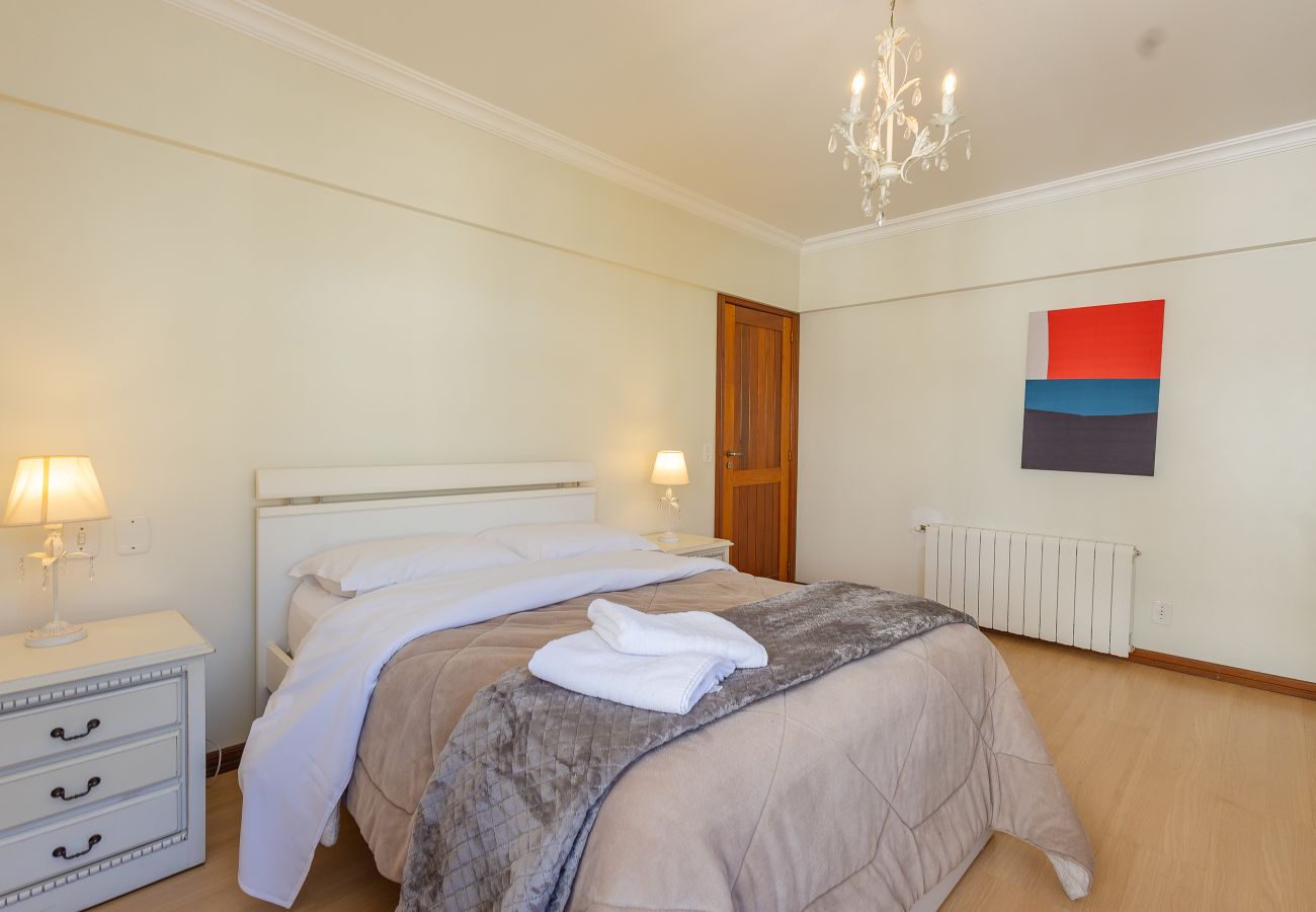 Apartamento em Gramado - Apto amplo 2D (banho social+lavabo) no coração de Gramado!