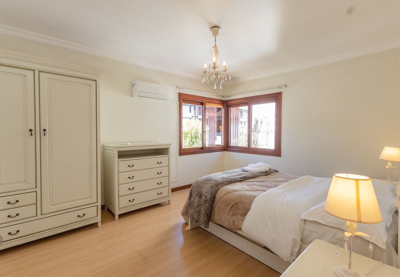 Apartamento em Gramado - Apto amplo 2D (banho social+lavabo) no coração de Gramado!