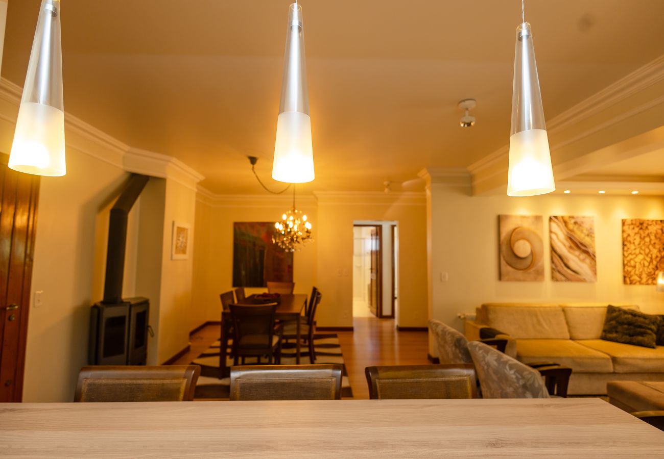 Apartamento em Gramado - Apto amplo 2D (banho social+lavabo) no coração de Gramado!