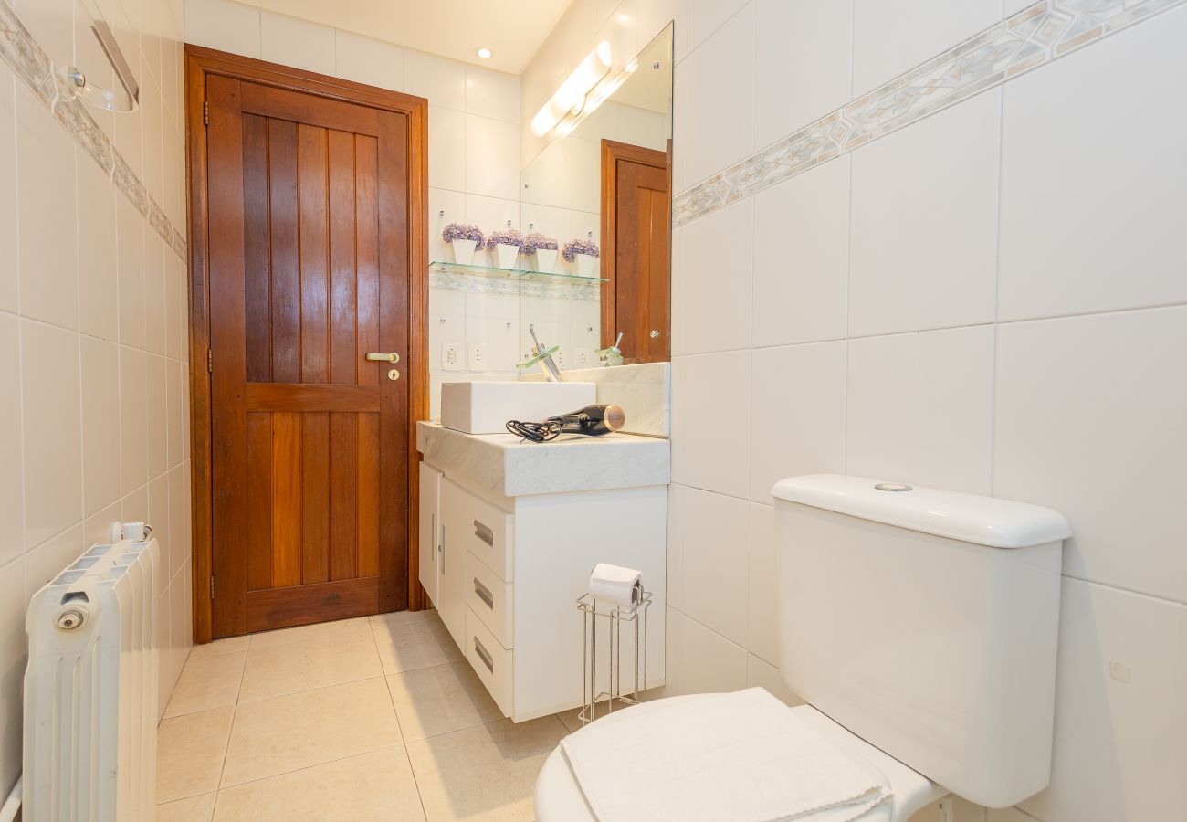 Apartamento em Gramado - Apto amplo 2D (banho social+lavabo) no coração de Gramado!