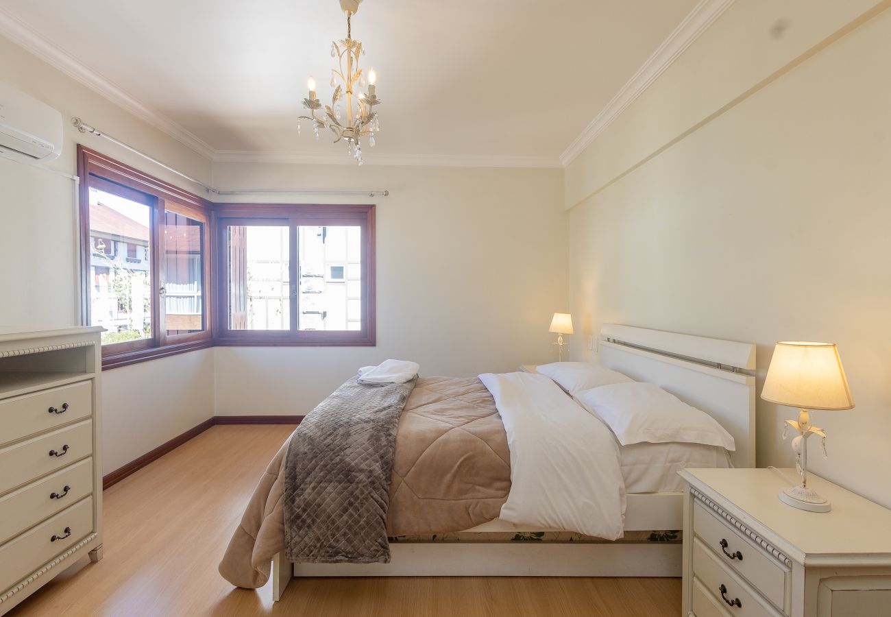 Apartamento em Gramado - Apto amplo 2D (banho social+lavabo) no coração de Gramado!