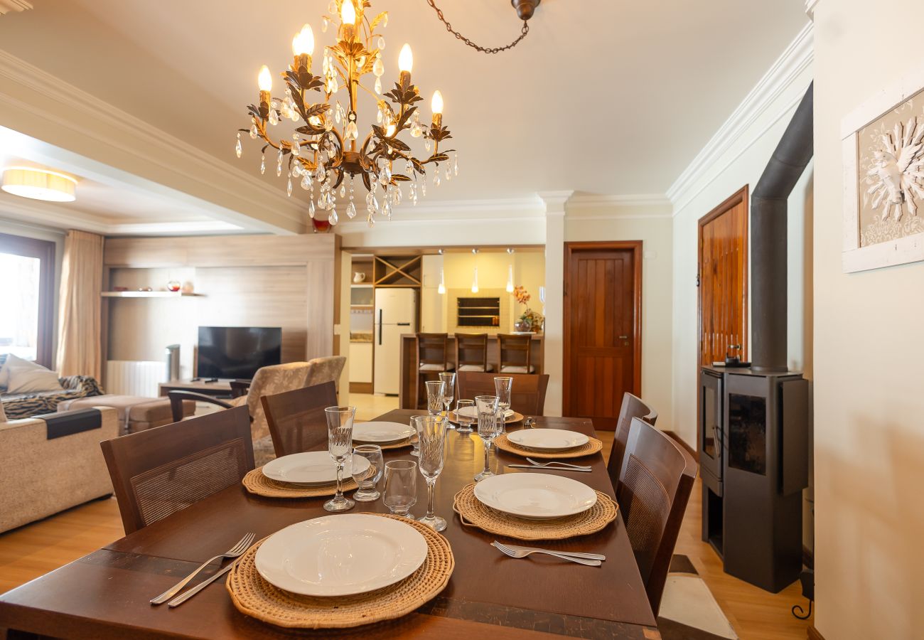 Apartamento em Gramado - Apto amplo 2D (banho social+lavabo) no coração de Gramado!