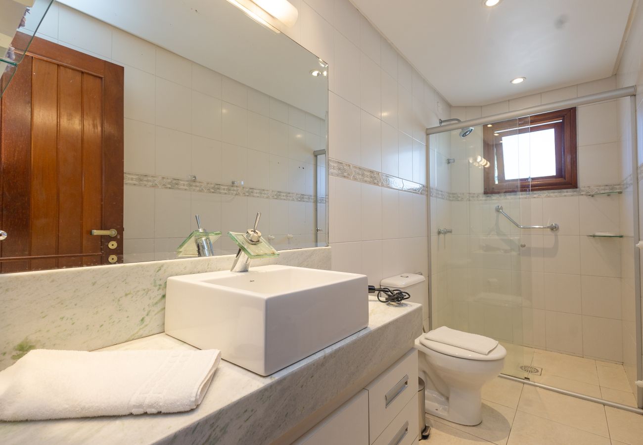 Apartamento em Gramado - Apto amplo 2D (banho social+lavabo) no coração de Gramado!