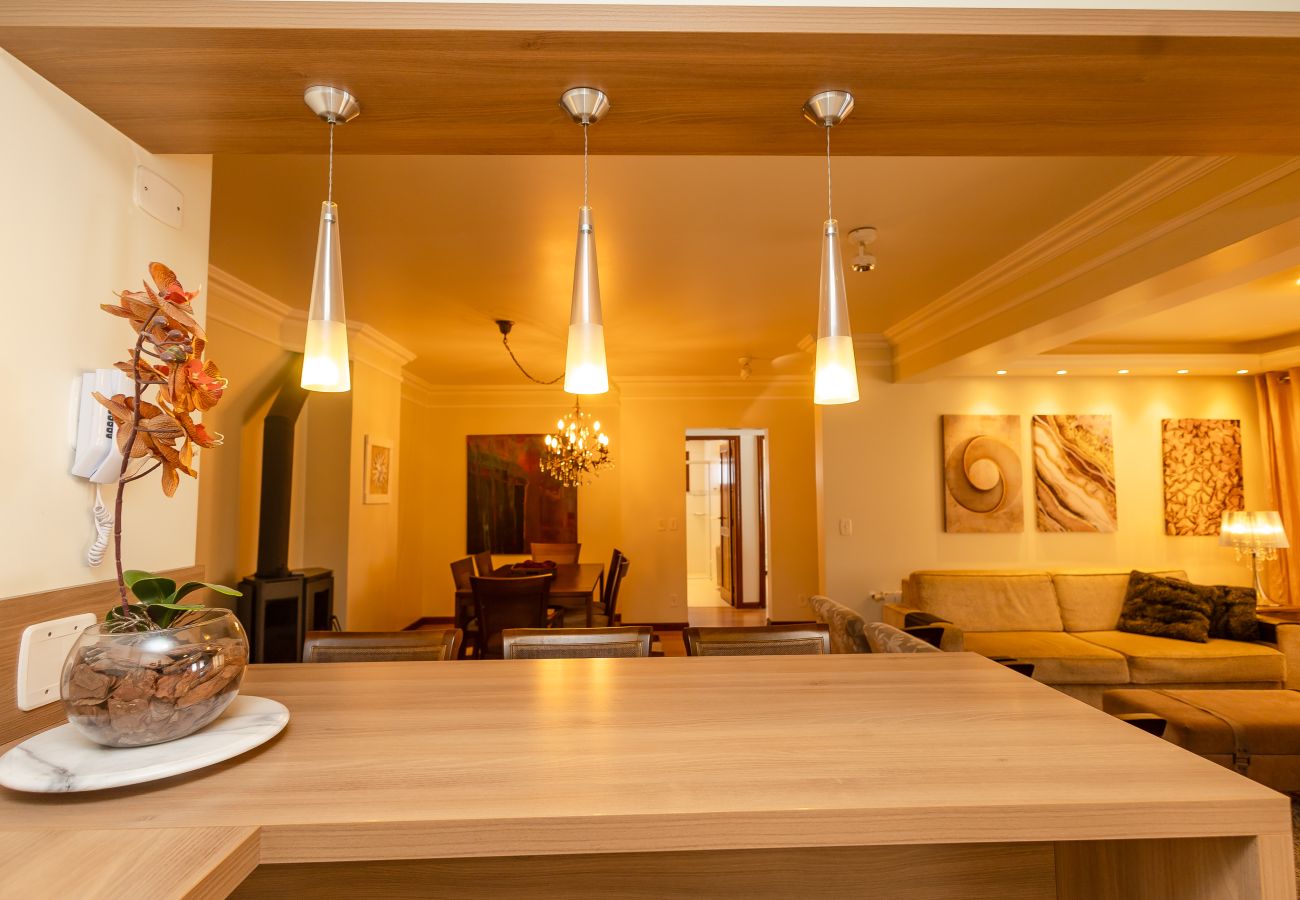 Apartamento em Gramado - Apto amplo 2D (banho social+lavabo) no coração de Gramado!