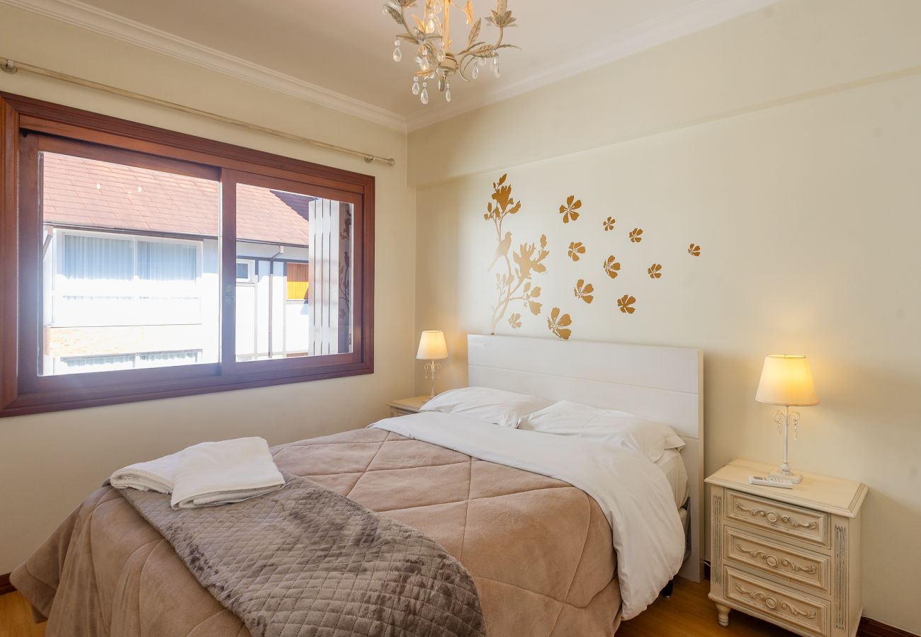 Apartamento em Gramado - Apto amplo 2D (banho social+lavabo) no coração de Gramado!