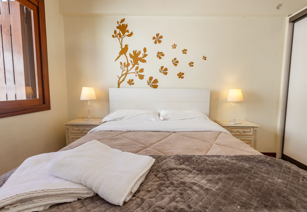 Apartamento em Gramado - Apto amplo 2D (banho social+lavabo) no coração de Gramado!