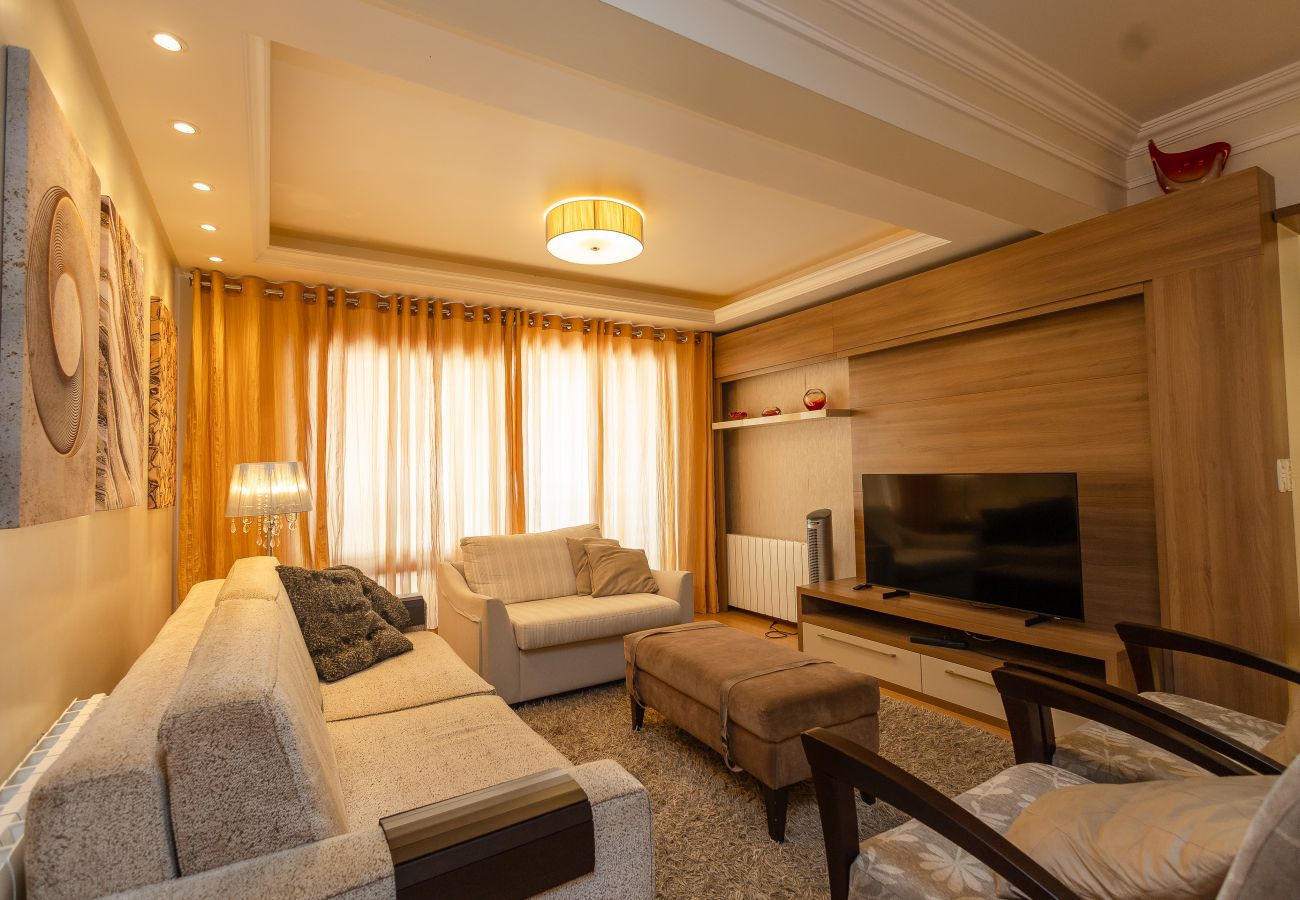 Apartamento em Gramado - Apto amplo 2D (banho social+lavabo) no coração de Gramado!