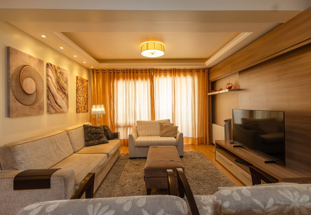 Apartamento em Gramado - Apto amplo 2D (banho social+lavabo) no coração de Gramado!