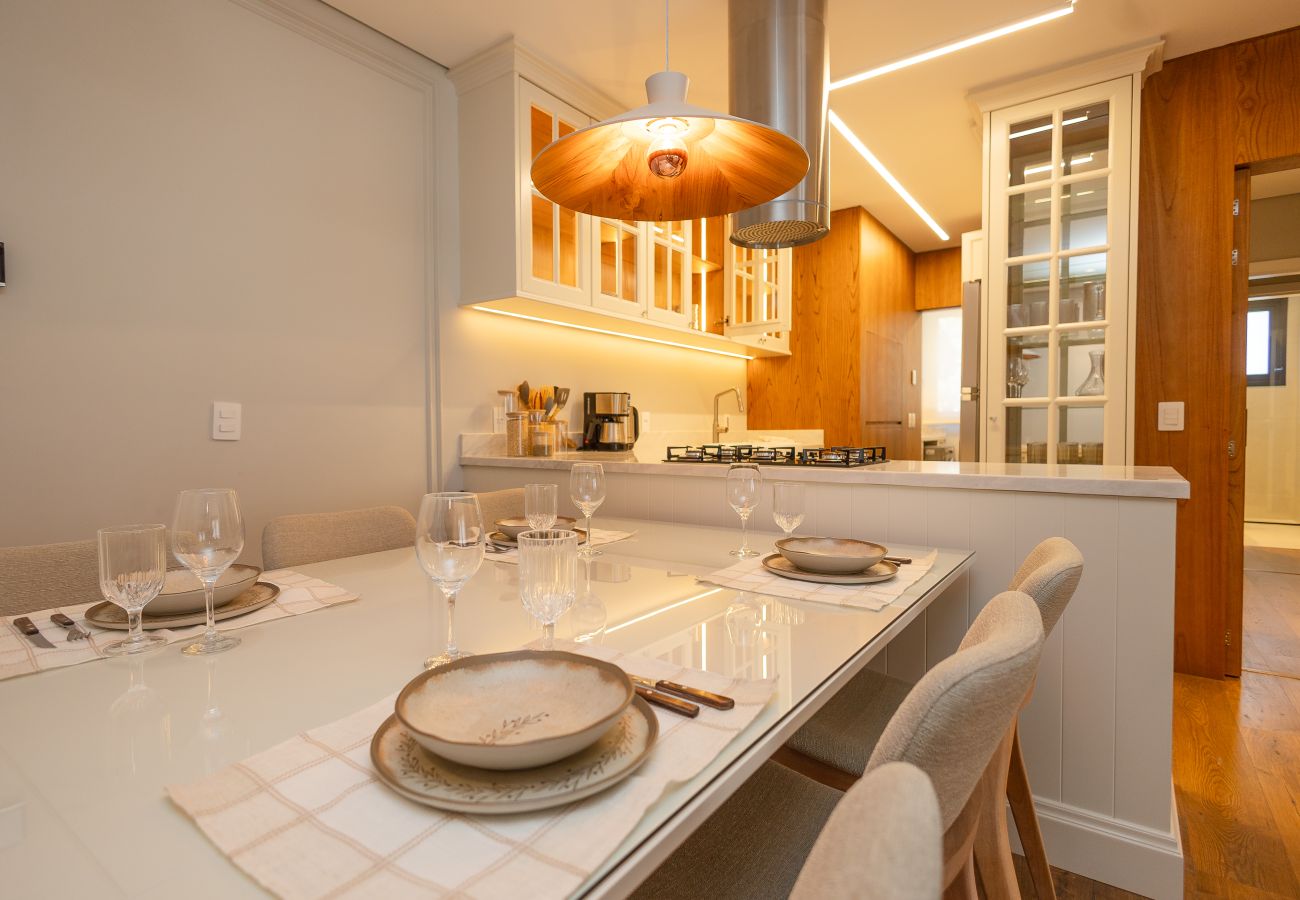 Apartamento em Gramado - NOVO! Apto alto Padrão 2 suítes a 600m da Rua Coberta