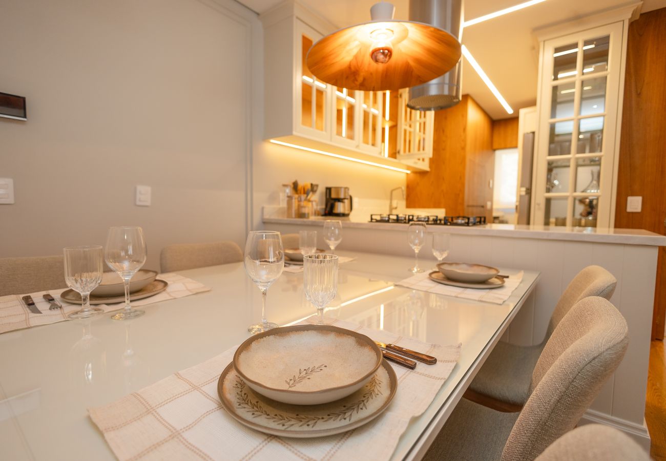 Apartamento em Gramado - NOVO! Apto alto Padrão 2 suítes a 600m da Rua Coberta