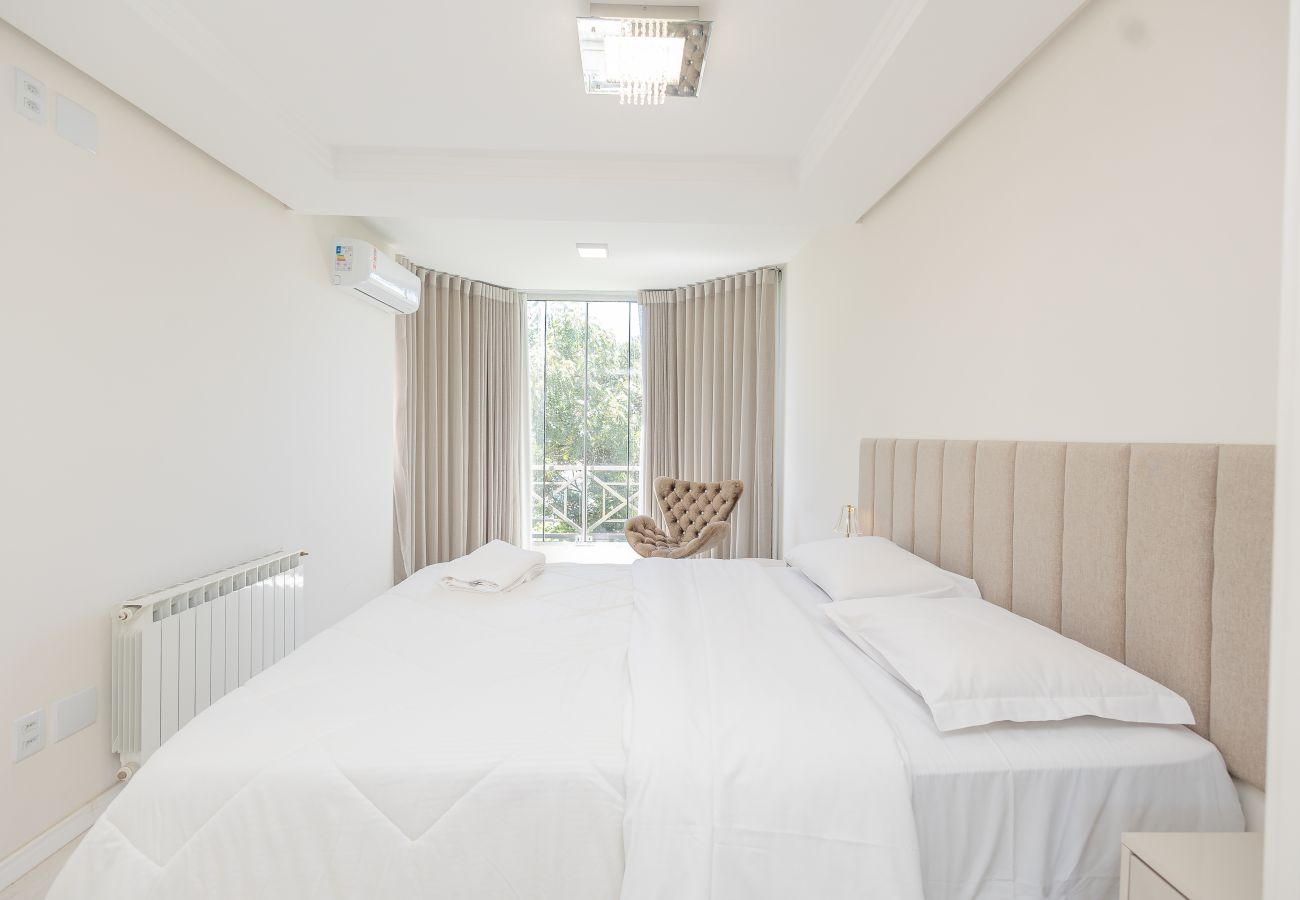 Apartamento em Gramado - Amplo AP térreo 4 suítes a 600m da Rua Coberta