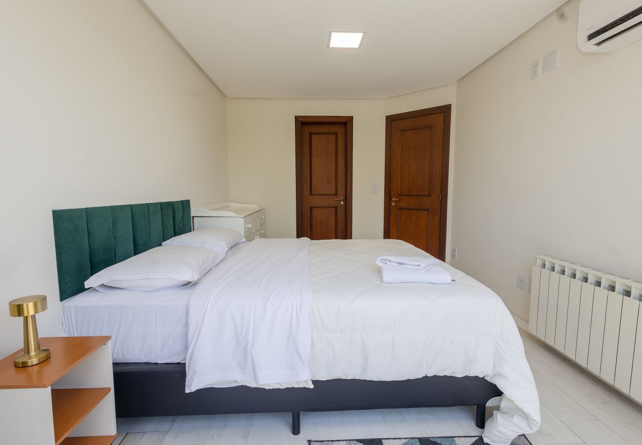 Apartamento em Gramado - Amplo AP térreo 4 suítes a 600m da Rua Coberta