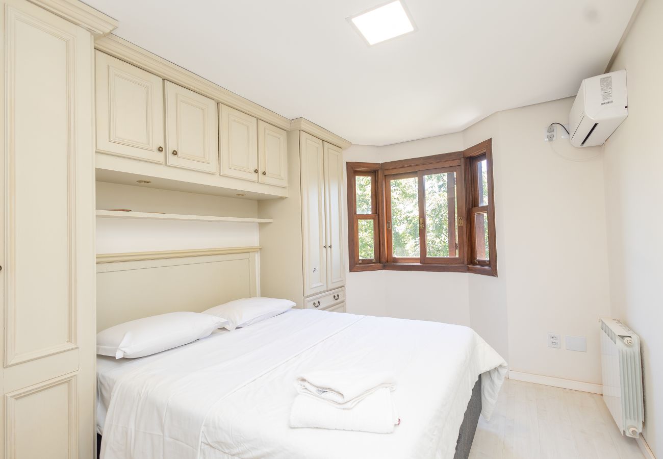 Apartamento em Gramado - Amplo AP térreo 4 suítes a 600m da Rua Coberta