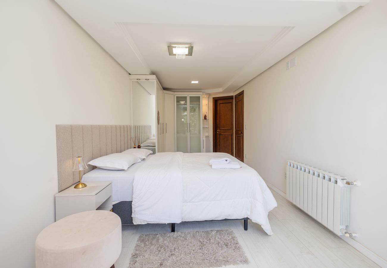 Apartamento em Gramado - Amplo AP térreo 4 suítes a 600m da Rua Coberta