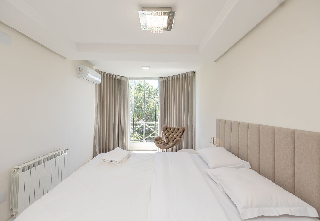 Apartamento em Gramado - Amplo AP térreo 4 suítes a 600m da Rua Coberta