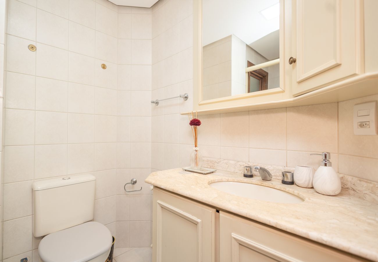 Apartamento em Gramado - Amplo AP térreo 4 suítes a 600m da Rua Coberta