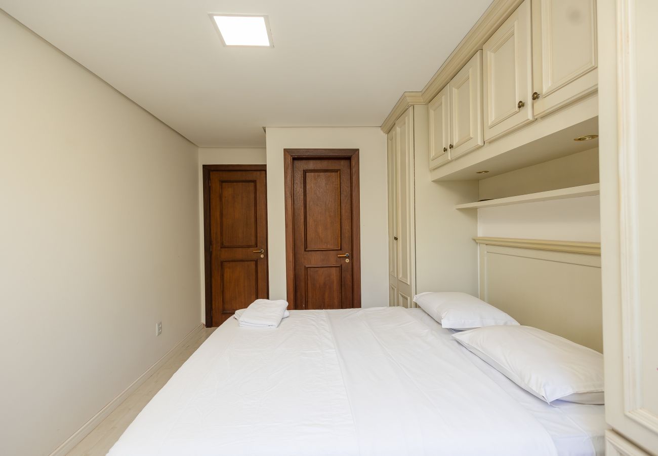 Apartamento em Gramado - Amplo AP térreo 4 suítes a 600m da Rua Coberta