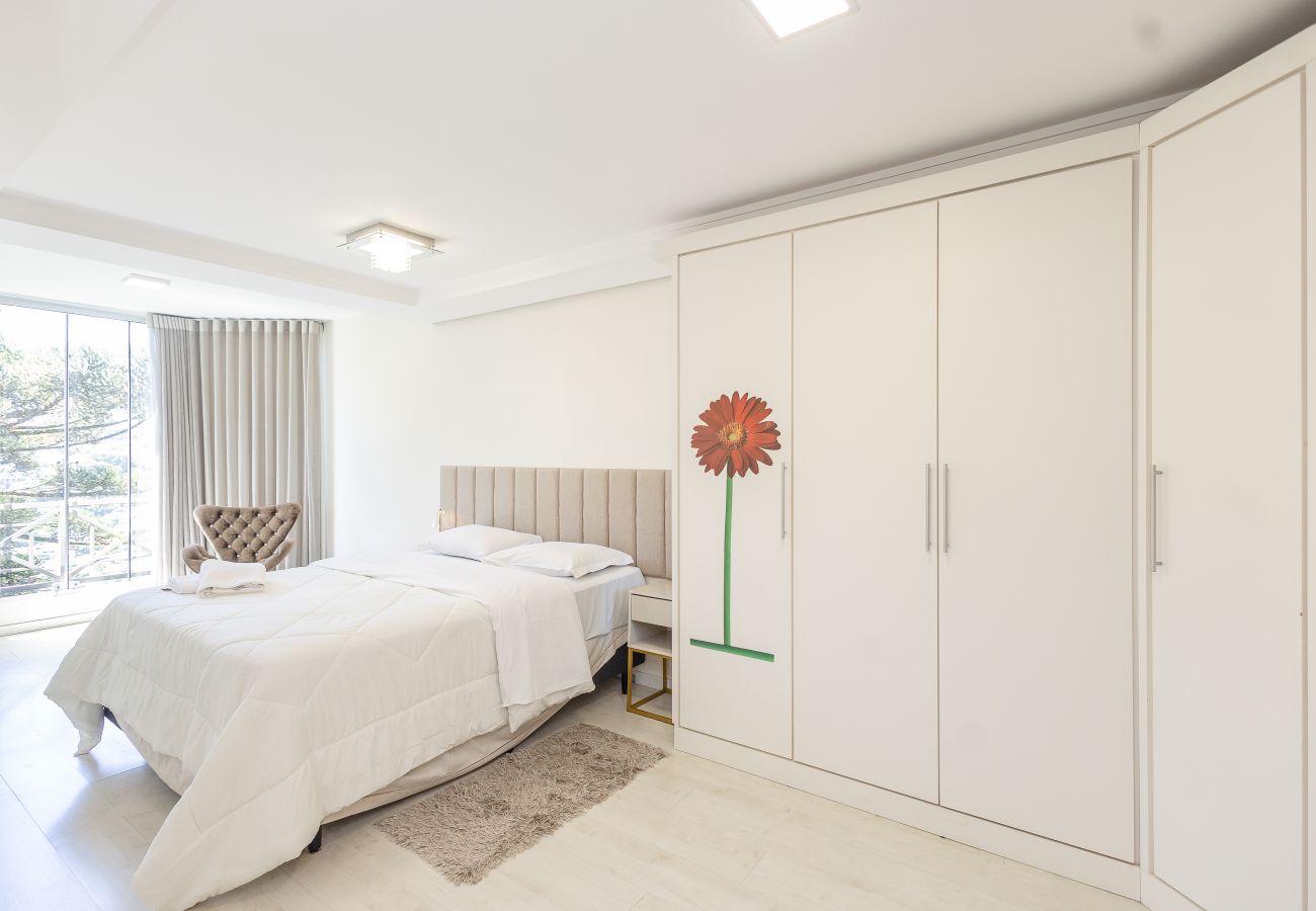 Apartamento em Gramado - Amplo AP térreo 4 suítes a 600m da Rua Coberta