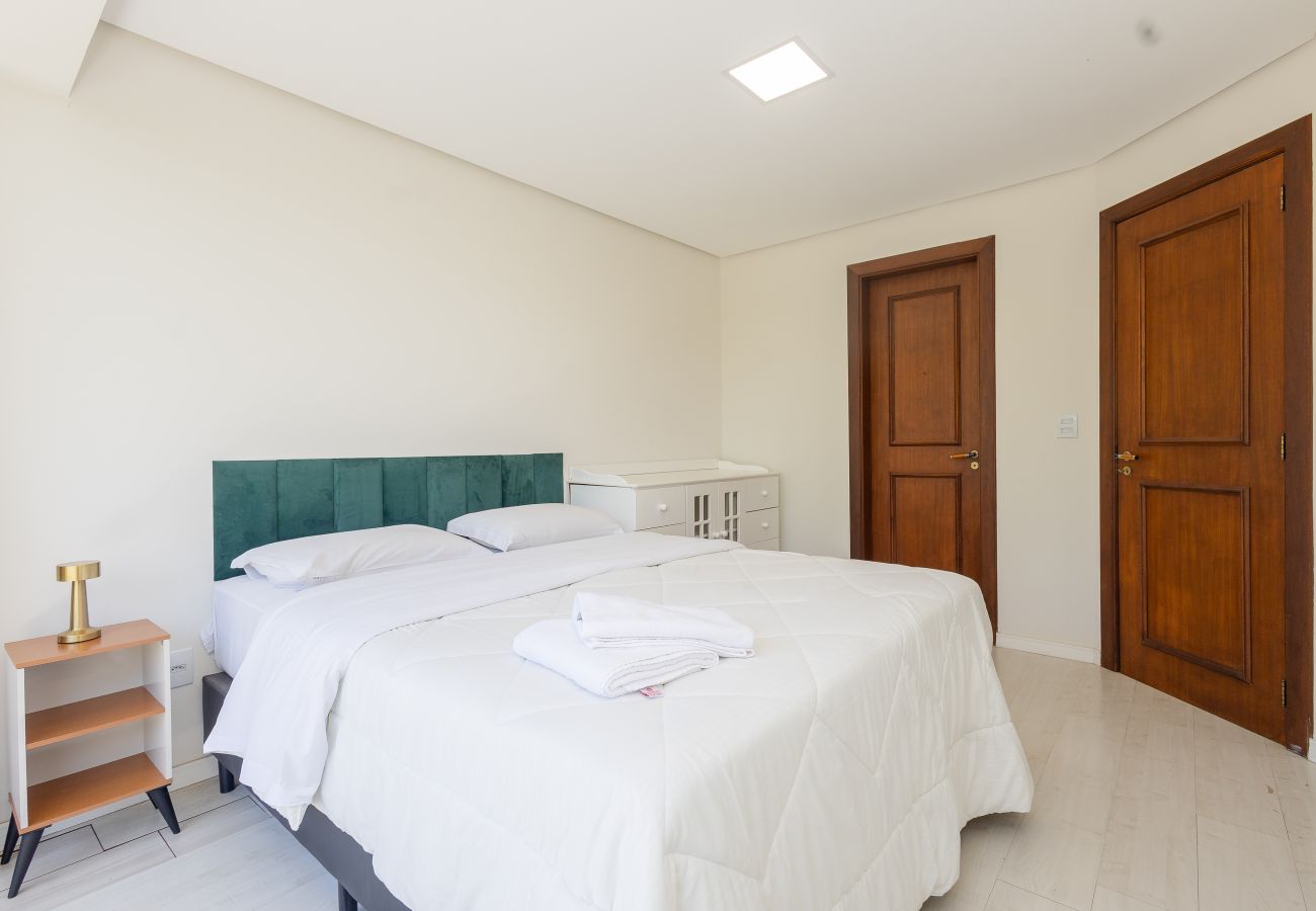 Apartamento em Gramado - Amplo AP térreo 4 suítes a 600m da Rua Coberta