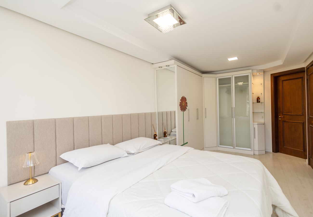 Apartamento em Gramado - Amplo AP térreo 4 suítes a 600m da Rua Coberta