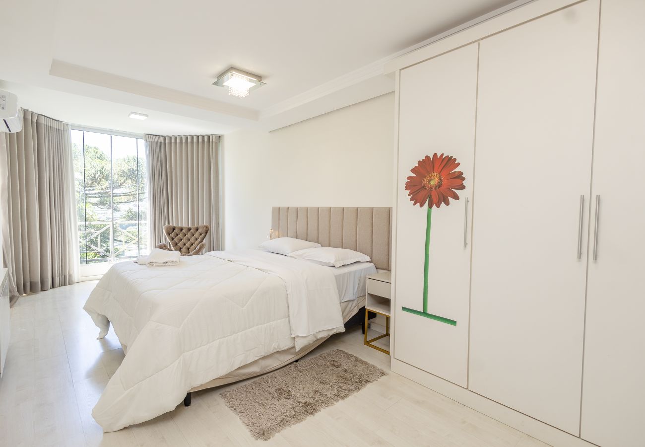 Apartamento em Gramado - Amplo AP térreo 4 suítes a 600m da Rua Coberta