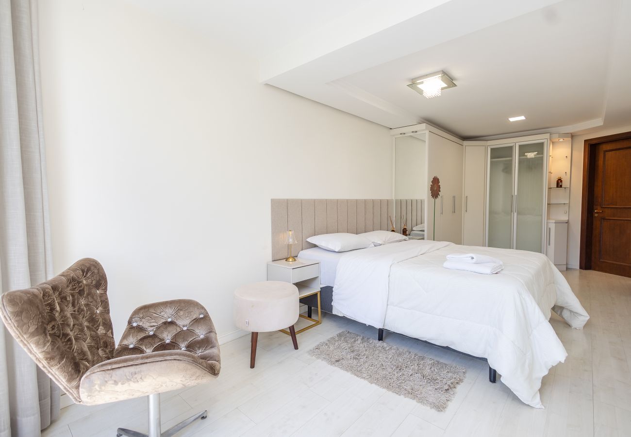 Apartamento em Gramado - Amplo AP térreo 4 suítes a 600m da Rua Coberta