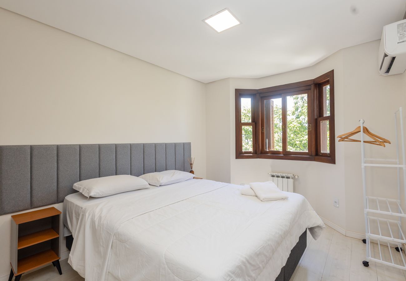 Apartamento em Gramado - Amplo AP térreo 4 suítes a 600m da Rua Coberta